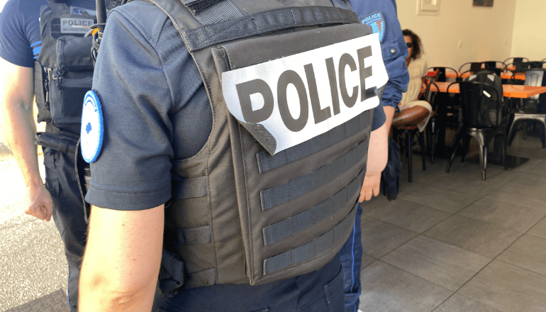 Un fonctionnaire de police nationale contrôle un commerce. © T.O / Hérault Tribune