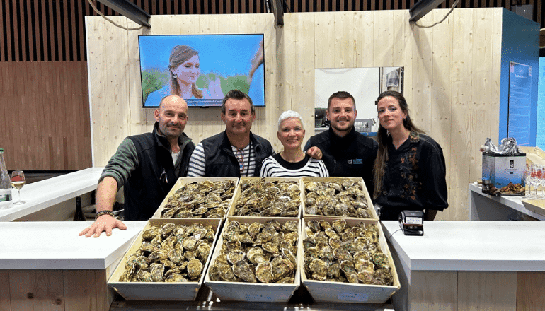 Laurent Arcella derrière le bar à huîtres lors du salon de l'agriculture de 2024. © Laurent Arcella