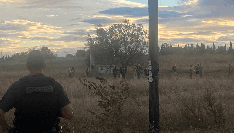 Plantation d'un olivier et de coquelicots sur le terrain du futur CRA de Béziers le 4 octobre. © DR