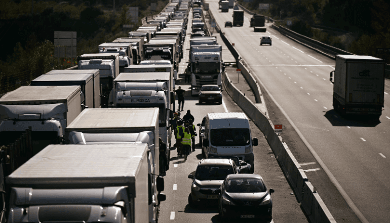 La file de véhicules après la mise en place du barrage routier, mardi 19 novembre 2024, entre l'Espagne et la France © Lionel Bonaventure / AFP.