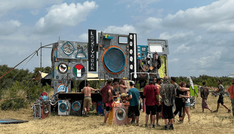 Environ 3 000 personnes, selon la préfecture, ont participé à la rave party de Nizas, du 7 juin au 10 juin 2025. © DR