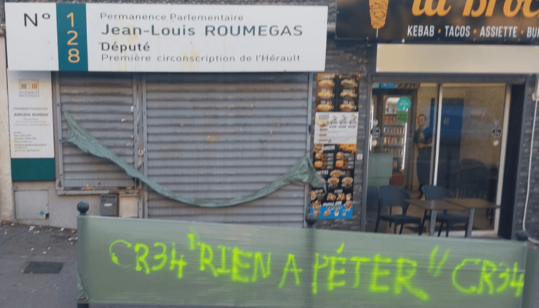 La permanence du député écologiste Jean-Louis Roumégas à Montpellier dégradée par des militants de la CR34 le 17 juillet 2025. © CR34